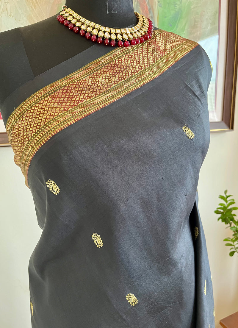 MANJIMA- BLACK PAITHANI WITH ZARI PAISLEYS AND MOR KUNDA AANCHAL