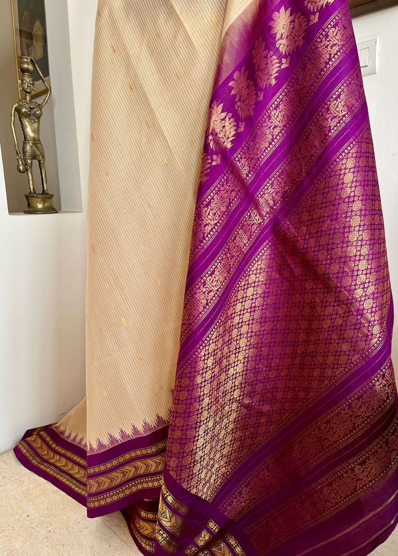 ANWITA - PEACHISH CREAM GADWAL SILK COTTON SAREE WITH ZARI AANCHAL