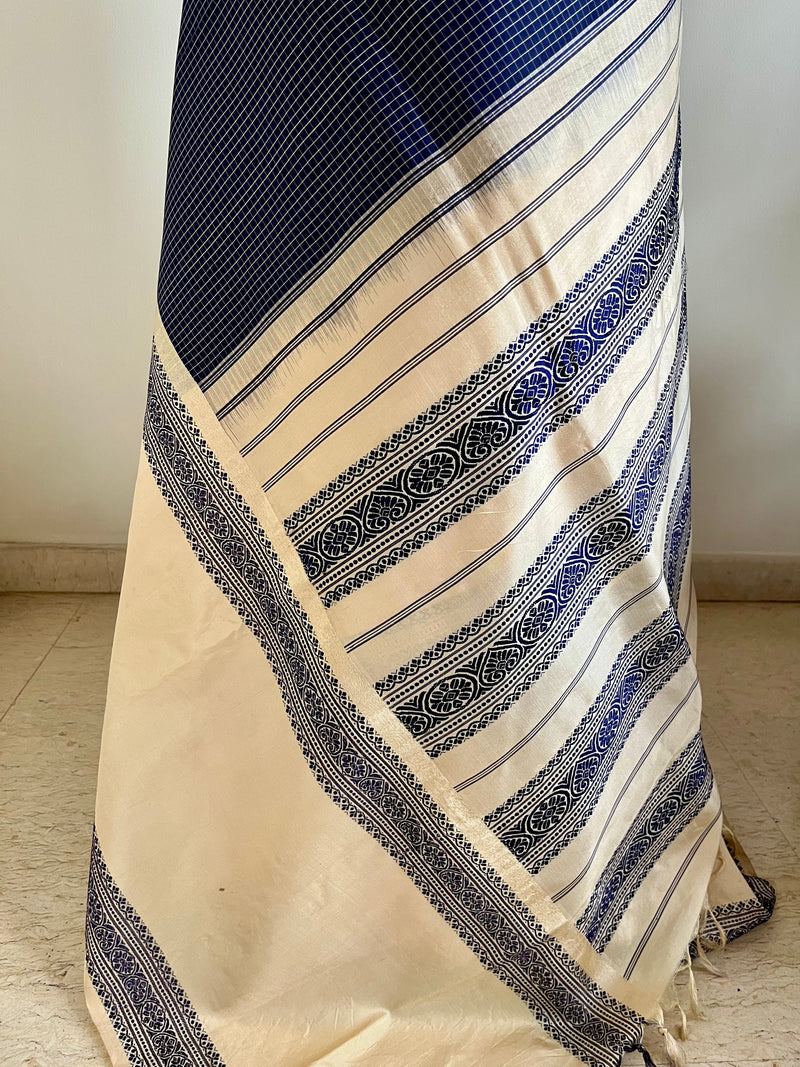 MANJULAI – BLUE AND OFF-WHITE KATTAM KANJIVARAM WITH FLORAL BORDERS