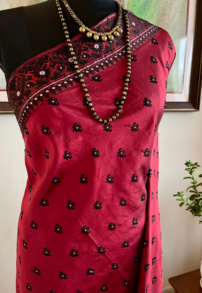 IDITA – ASSAM SILK IN DUAL MAROON WITH FLORAL MOTIFS