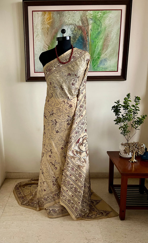 PAPIA – LIGHT BEIGE TUSSAR WITH KANTHA FLORALS AND PEACOCK AANCHAL
