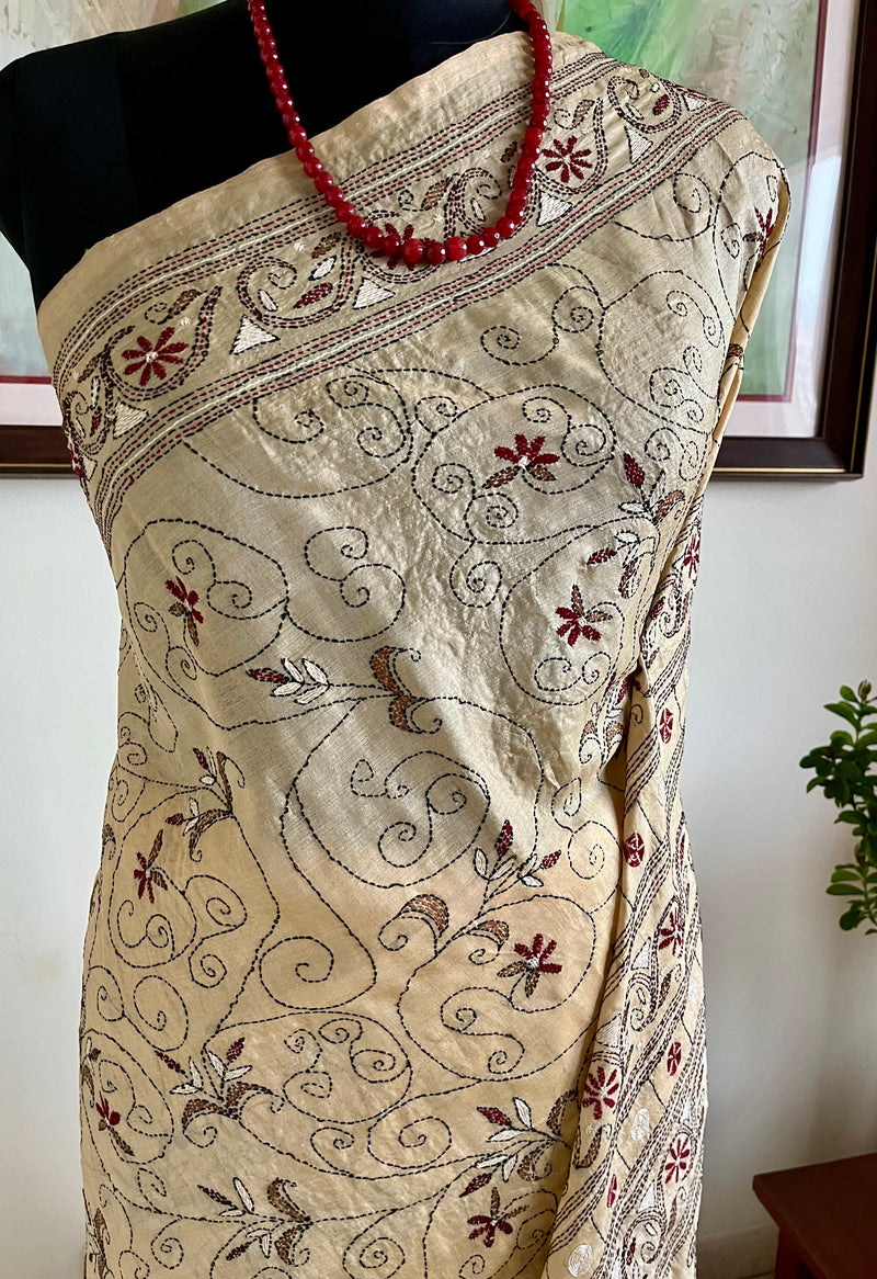 PAPIA – LIGHT BEIGE TUSSAR WITH KANTHA FLORALS AND PEACOCK AANCHAL