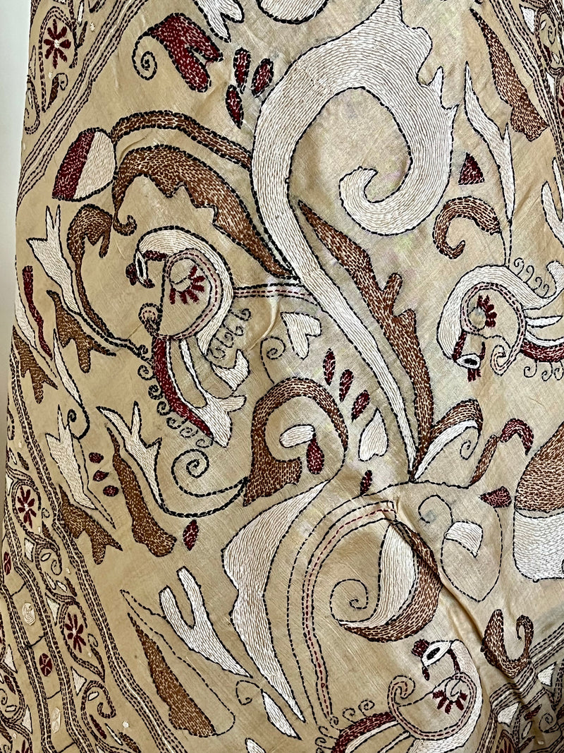 PAPIA – LIGHT BEIGE TUSSAR WITH KANTHA FLORALS AND PEACOCK AANCHAL