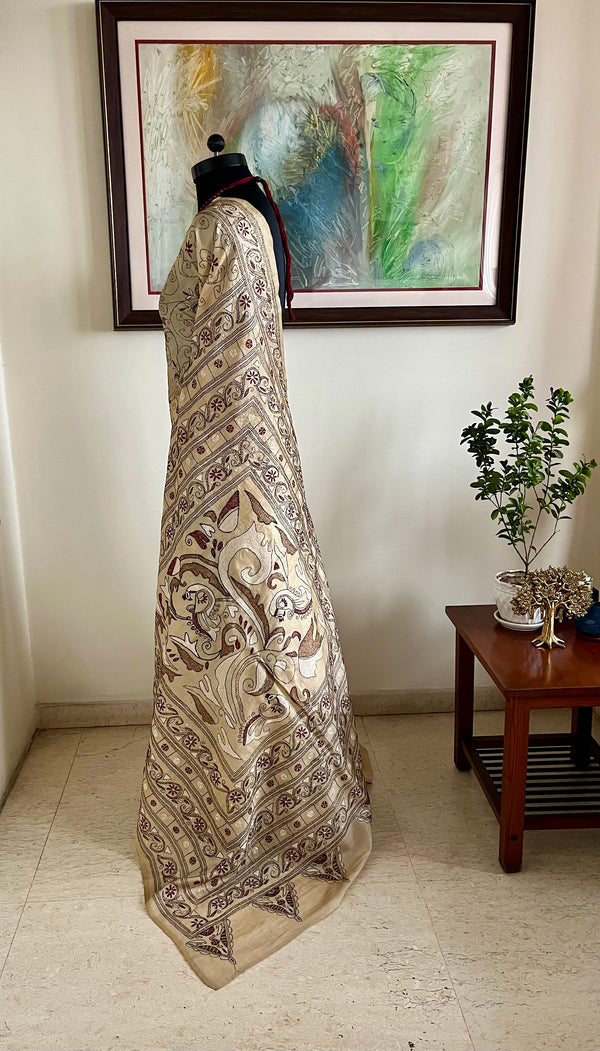 PAPIA – LIGHT BEIGE TUSSAR WITH KANTHA FLORALS AND PEACOCK AANCHAL