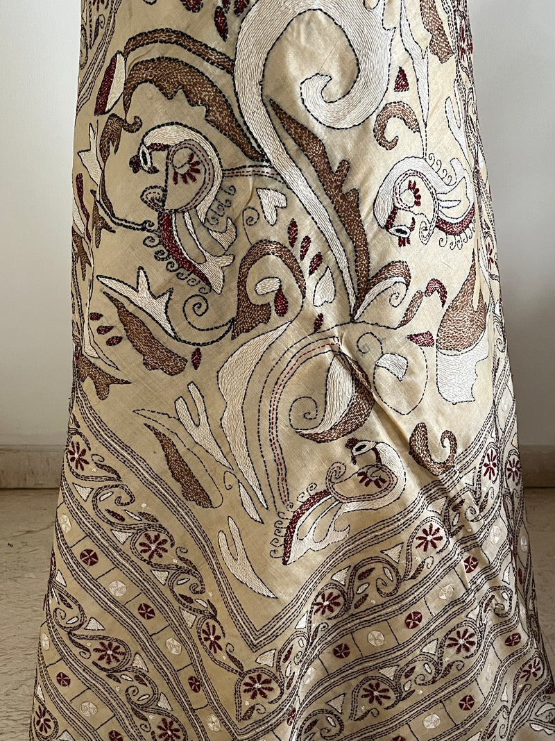 PAPIA – LIGHT BEIGE TUSSAR WITH KANTHA FLORALS AND PEACOCK AANCHAL