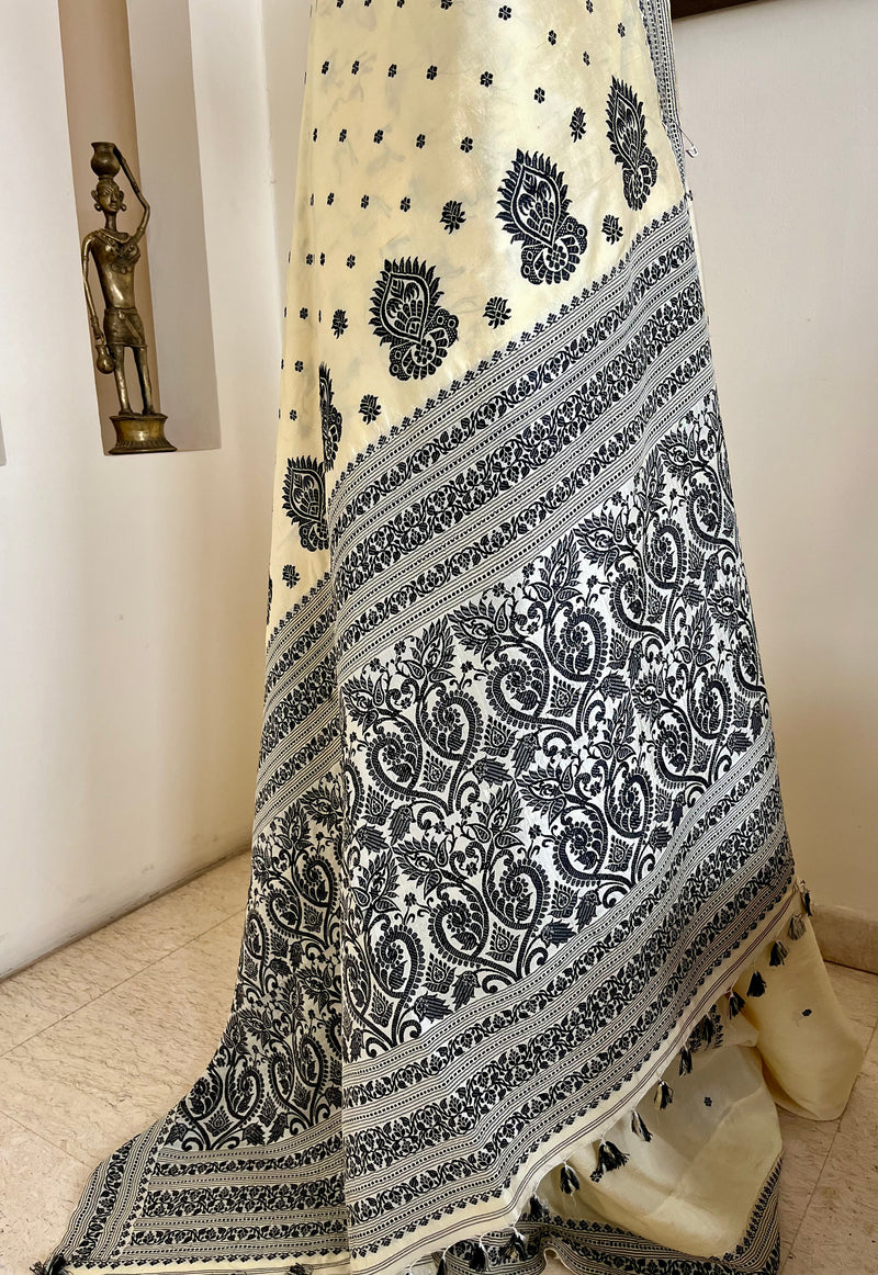 AIMEE – LIGHT CREAM ASSAM SILK WITH FLORALS AND PEACOCK AANCHAL