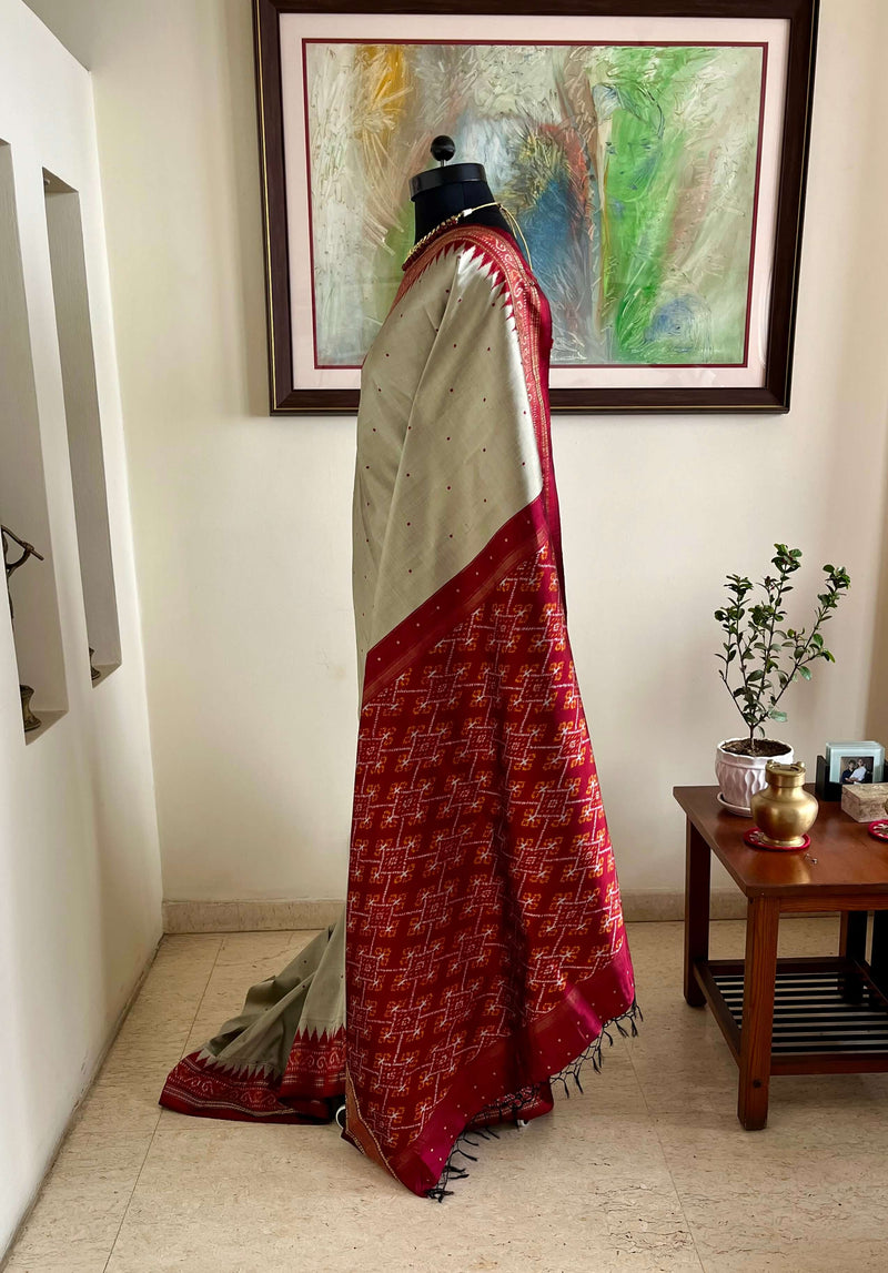 ASWITHA- NEVER WORN GRACEFUL, LIGHT GREY POCHAMPALLY SILK SAREE WITH MAROON IKAT