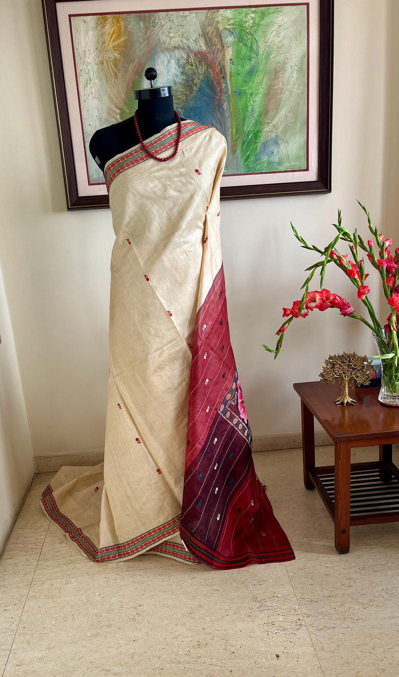 KANAKA – OFF WHITE TUSSAR WITH RUST AANCHAL AND FLORAL COLOR POP