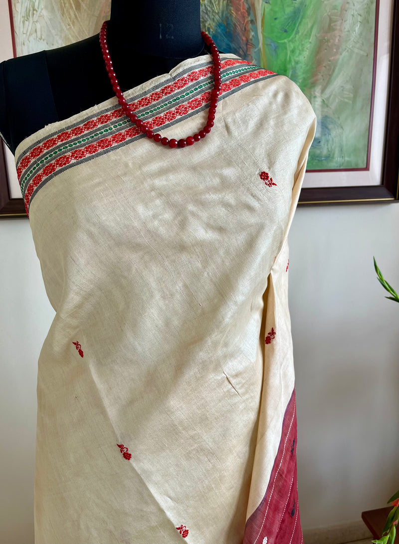 KANAKA – OFF WHITE TUSSAR WITH RUST AANCHAL AND FLORAL COLOR POP