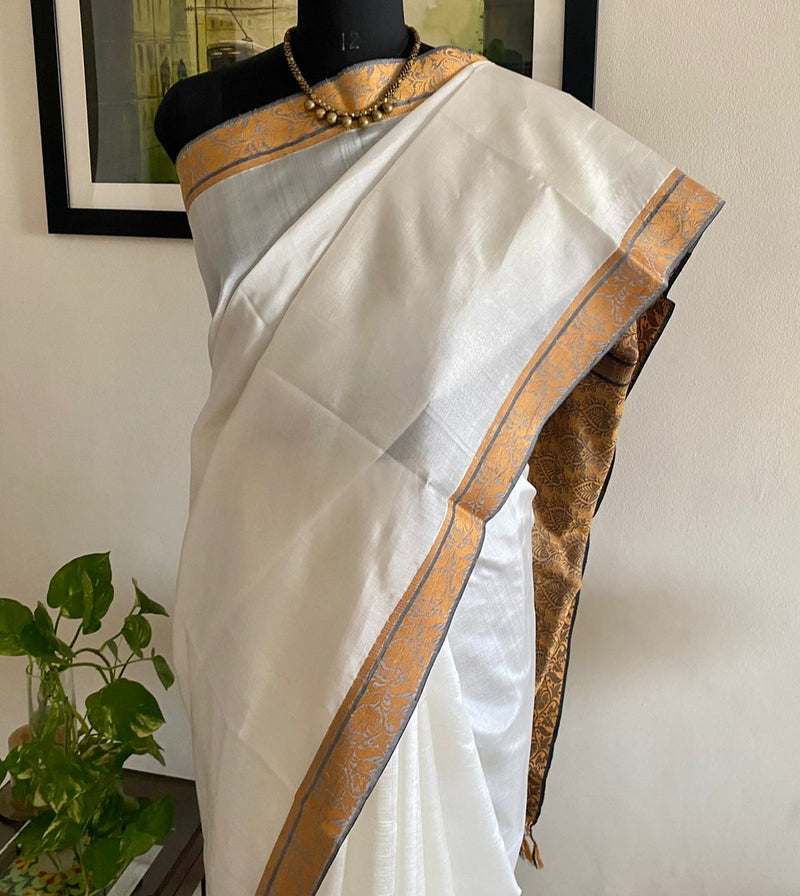PARI-  A BEAUTIFUL WHITE FINE MUSLIN COTTON WITH FULLY WOVEN BORDER AND AANCHAL