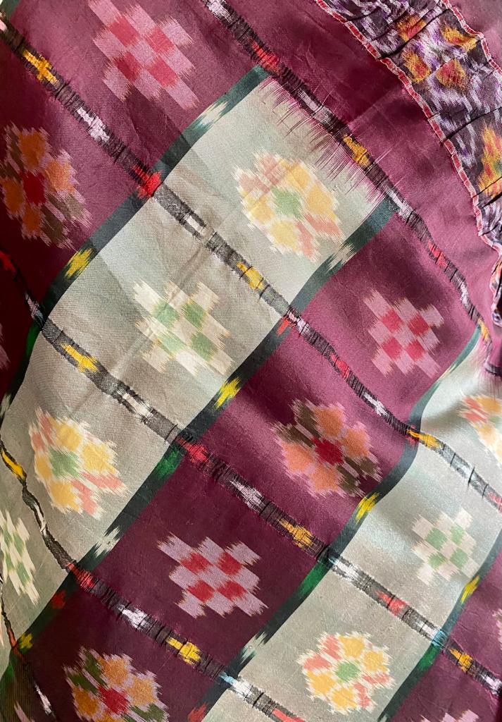 URVI- EXQUISITE PATOLA WITH ALTERNATING OFFWHITE AND PURPLISH MAROON SQUARES WITH FLORAL IKKAT MOTIFS AND IKKAT AANCHAL