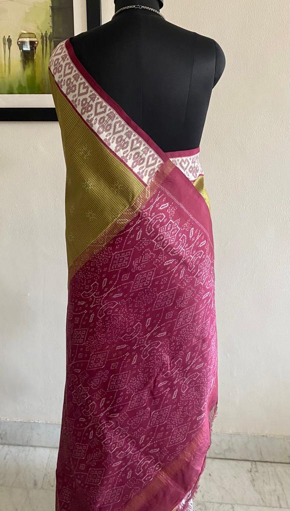 TARUNI- GREEN SELF-WEAVE CHECKS POCHAMPALLY SAREE WITH A BEAUTIFUL OFFWHITE AND MAROON FULL WEAVE BORDER AND A STUNNING MAROON IKKAT AANCHAL