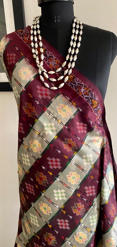 URVI- EXQUISITE PATOLA WITH ALTERNATING OFFWHITE AND PURPLISH MAROON SQUARES WITH FLORAL IKKAT MOTIFS AND IKKAT AANCHAL