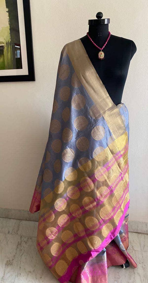 RANJANA- A GORGEOUS SOFT SILK SAREE IN A UNIQUE COMBINATION OF GREY AND FUCHSIA, ZARI BOOTIS IN THE BODY AND AANCHAL