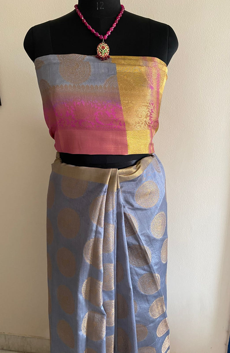 RANJANA- A GORGEOUS SOFT SILK SAREE IN A UNIQUE COMBINATION OF GREY AND FUCHSIA, ZARI BOOTIS IN THE BODY AND AANCHAL