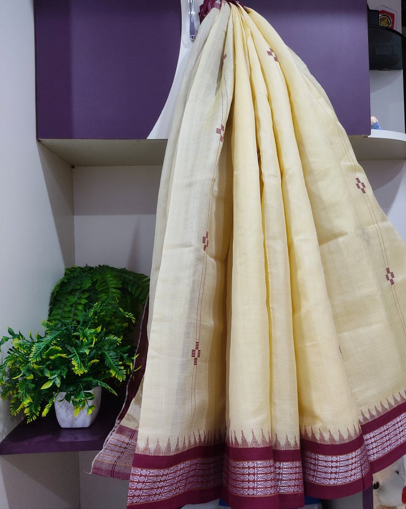 KATHYA- AN OFFWHITE AND MAROON SAMBALPURI BAPTA PAATA( SILK COTTON) WITH A WOVEN BORDER WITH FISH MOTIFS AND A FULLY WOVEN TRADITIONAL SAMBALPURI AANCHAL